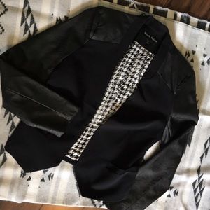Black blazer w/ leather sleeves 🔥